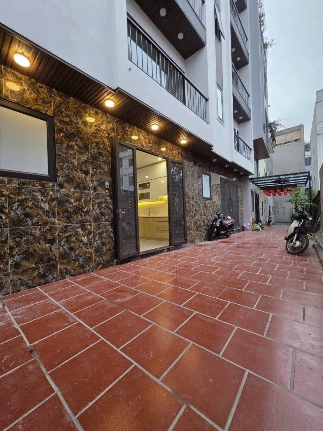 Nhà mới tinh - Việt Hưng - 41m2 - 5 tầng thang máy