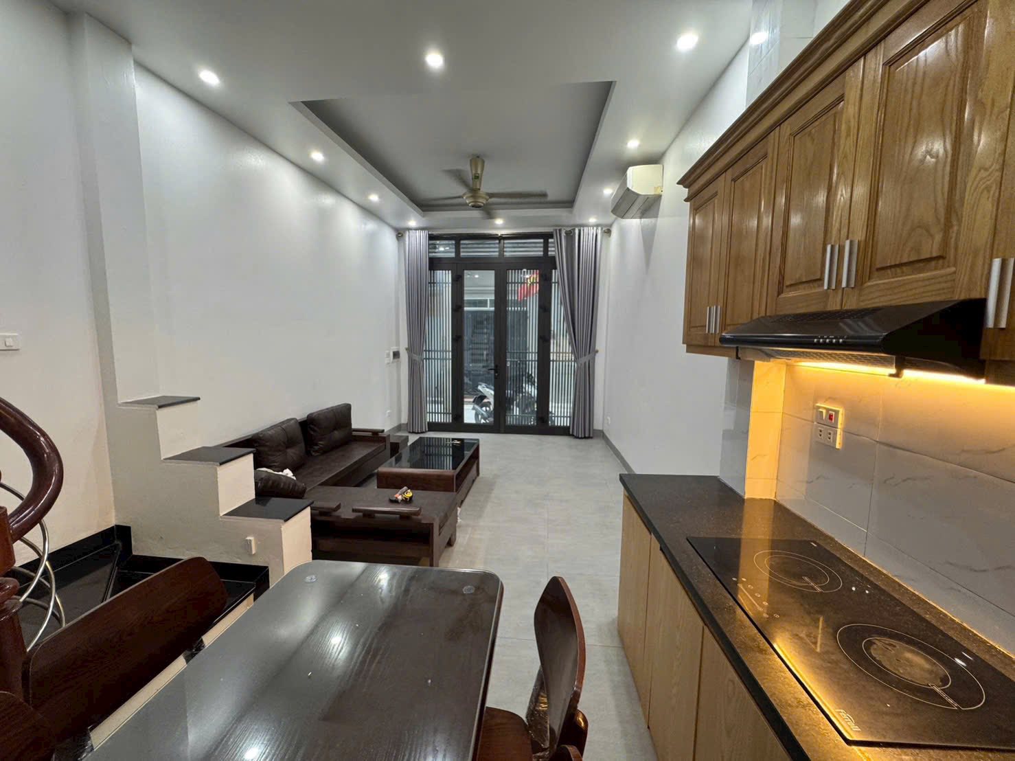 Nhà Việt Hưng 30m x 5 tầng, chủ hạ chào 350 trđ, giá mới chỉ còn 7,65 tỷđ