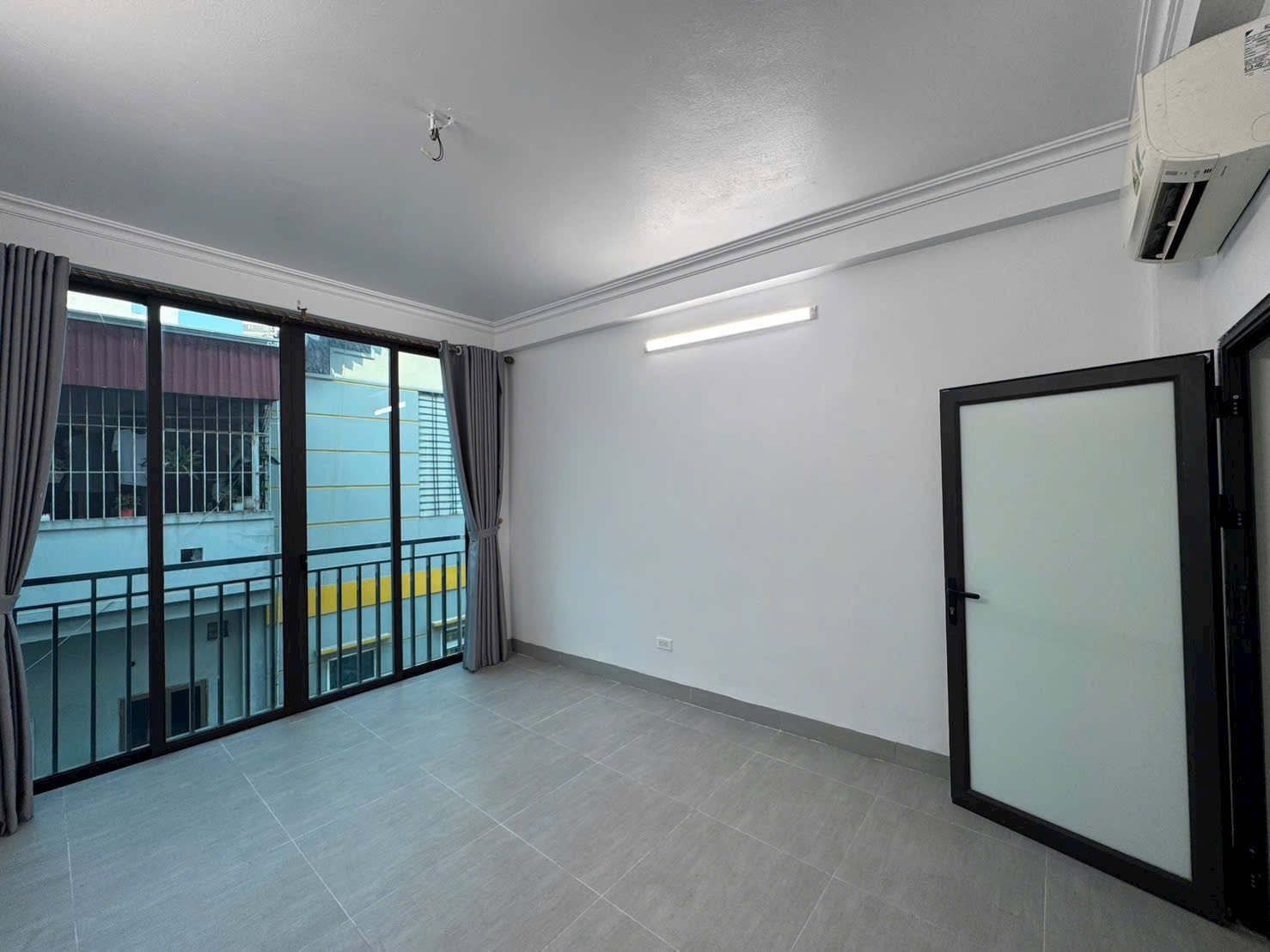 Nhà Việt Hưng 30m x 5 tầng, chủ hạ chào 350 trđ, giá mới chỉ còn 7,65 tỷđ