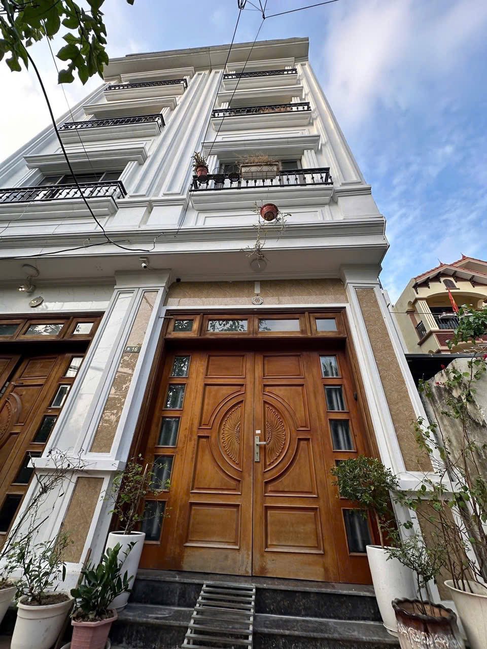 Thạch Bàn 32m2-5 tầng ngõ Ô TÔ  giá hơn 6 tỷ 